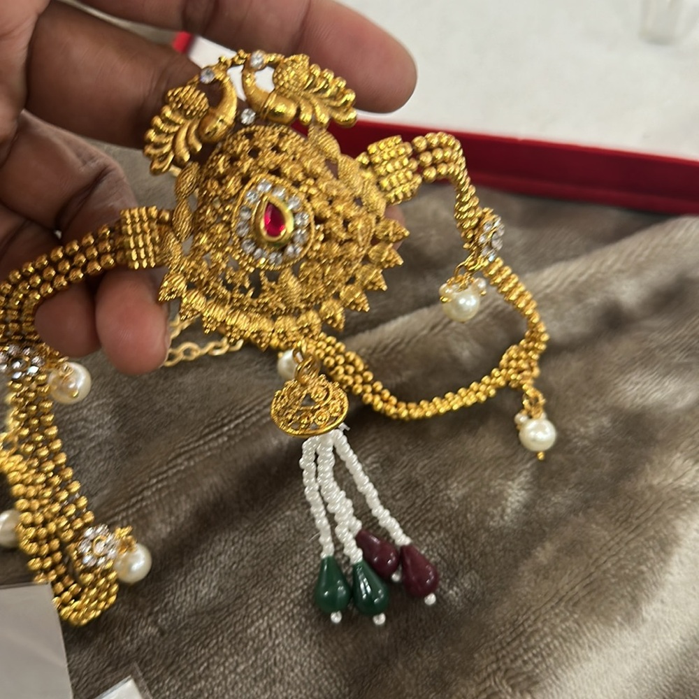 Elegant Gold Necklace with Pearl Accents belt - Picture 3 of 4
